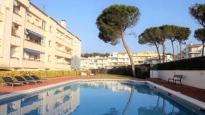 Bazén v ubytovaní Apartaments Club Nautic L'Escala alebo v jeho blízkosti