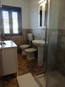 A bathroom at Appartamentino in villa a 2 passi dal mare