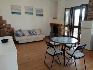 Зона вітальні в Appartamentino in villa a 2 passi dal mare