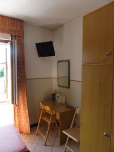 A television and/or entertainment centre at Hotel Da Si-Si