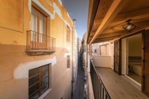 CORESI rooms في تشفالو: بلكونه فارغه من مبنى مع شرفه