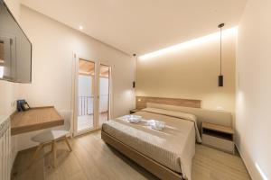 CORESI rooms في تشفالو: غرفة نوم بها سرير ومكتب ونافذة