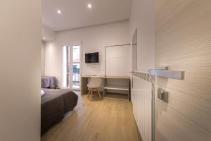 CORESI rooms في تشفالو: غرفة نوم بسرير ومكتب في غرفة