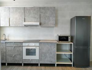 ネルハにあるTorresol 402のキッチン(冷蔵庫、電子レンジ付)