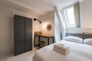 una camera da letto con un letto e due asciugamani di Two Rooms in City Centre ad Amsterdam