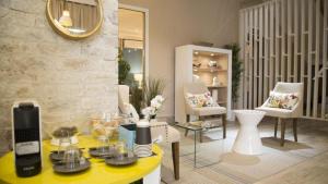 sala de estar con mesa amarilla y sillas en The Best Centric Hotel-Ex Best Semiramis, en Nouakchott
