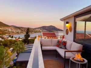 balkon z kanapą i widokiem na ocean w obiekcie KAYA APARTMENTS w mieście Kalkan