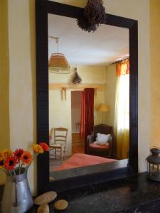 a mirror in a room with a living room at Chambre d'hôte Farniente in Aigues-Mortes