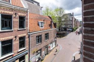 - une vue sur une rue d'une ville avec des bâtiments dans l'établissement Tweede Laurierdwarsstraat Apartment, à Amsterdam