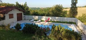 uma piscina no quintal de uma casa em Le Gîte du Chat Nature et Calme à la campagne em Villeneuve-de-Marc