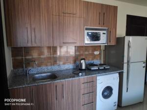 A kitchen or kitchenette at بورتو السخنه الكاربيان العاب مائيه - عائلات فقط