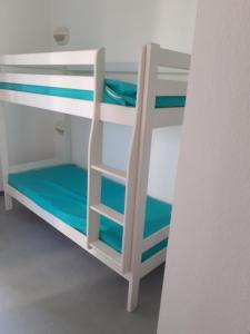 - un lit superposé avec une échelle dans une chambre dans l'établissement Studios Les Aigues Marines, au Grau-du-Roi