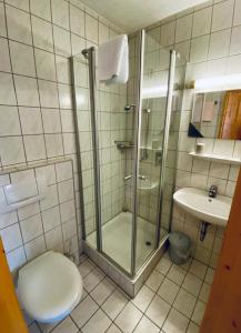 Bathroom sa Pension Hirsch