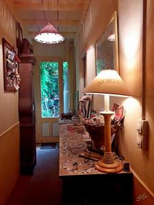una lámpara sentada en una mesa en una habitación en Chambre d'hôte Farniente en Aigues-Mortes