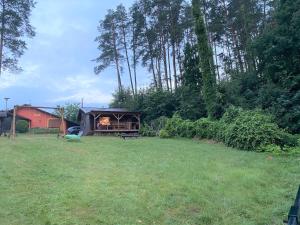 Vonkajšia záhrada v ubytovaní Dom nad Jeziorem - House by the lake - Bory Tucholskie