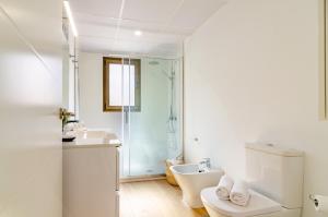 een badkamer met een douche, een wastafel en een toilet bij Del Parque Flats Candelaria Rincon in Rincón de la Victoria