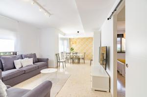 una sala de estar con un sofá y una mesa en Del Parque Flats Candelaria Rincon, en Rincón de la Victoria