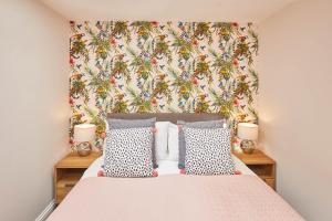 una camera con letto rosa e carta da parati floreale di Host & Stay - The Milton a Saltburn-by-the-Sea