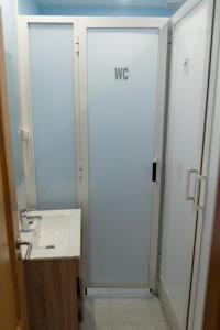 A bathroom at Hostal Santa Cruz