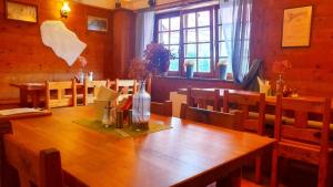 Reštaurácia alebo iné gastronomické zariadenie v ubytovaní Horský hotel Kolínská bouda
