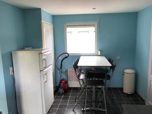 um quarto azul com uma mesa e uma cadeira em Leuk vakantiewoning dijk woning met 3 slaapkamers dicht bij de Belgische grensen em Westdorpe