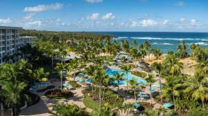 uma vista aérea de um resort com piscina e oceano em Hyatt Vacation Club at Hacienda del Mar em Dorado