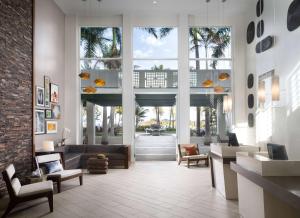 sala de estar con sofá, sillas y palmeras en Hyatt Vacation Club at Hacienda del Mar, en Dorado