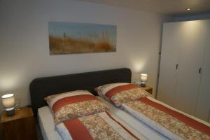 Tempat tidur dalam kamar di Nordlicht - moderne Fewo im Souterrain