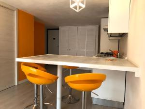 A kitchen or kitchenette at A 5 Passi dal Cuore