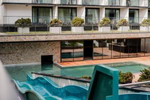 科沃布热格Radisson Resort Kołobrzeg的建筑物内游泳池的图像