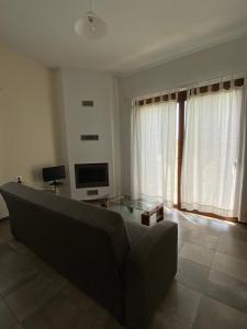 TV a/nebo společenská místnost v ubytování Kryoneri village