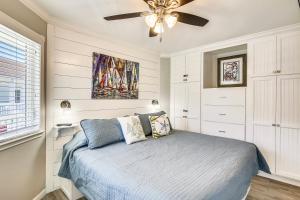 Schlafzimmer mit einem Bett und einem Deckenventilator in der Unterkunft Seascape 2317 Condo in Galveston