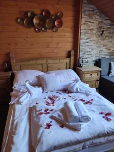 Una cama con toallas y zapatos encima. en Nábřežní terasy, en Žďár nad Sázavou