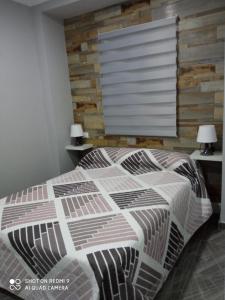 sypialnia z łóżkiem i dwoma stołami z lampkami w obiekcie Casa La Maravilla w mieście Jerez de la Frontera
