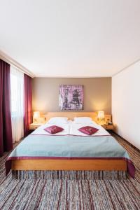 Ein Bett oder Betten in einem Zimmer der Unterkunft Hotel Pelikan