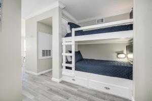 1 Schlafzimmer mit 2 Etagenbetten in einem Zimmer in der Unterkunft Seascape 1304 Condo in Galveston