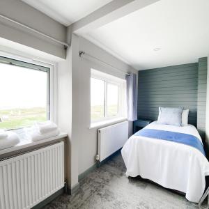 South Sands Hotel客房内的一张或多张床位