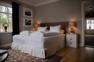 ein Schlafzimmer mit einem großen Bett mit weißer Bettwäsche und Kissen in der Unterkunft Akurinn Residence in Akureyri