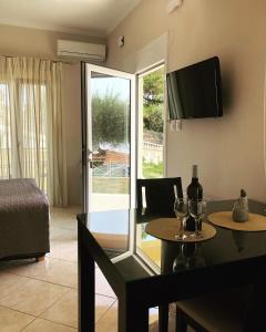 Gallery image of Brentanos Apartments - A - View of Paradise in Gastourion