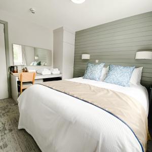 South Sands Hotel客房内的一张或多张床位
