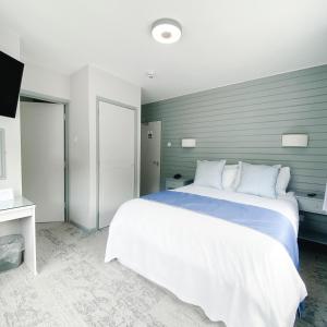 South Sands Hotel客房内的一张或多张床位