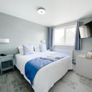 South Sands Hotel客房内的一张或多张床位