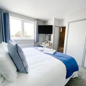 South Sands Hotel客房内的一张或多张床位