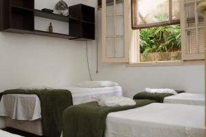 سرير أو أسرّة في غرفة في Pousada Lagoa