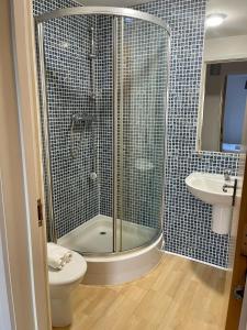 a bathroom with a shower and a toilet and a sink at Pass the Keys Lovely 2Bedroom flat with balcony in Edinburgh