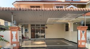 una vista di una casa con una porta aperta di Awani Homestay Seberang Jaya a Permatang Janggus
