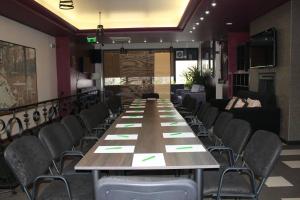 a conference room with a long table and chairs at Pensiunea Rix Rooms in Focşani