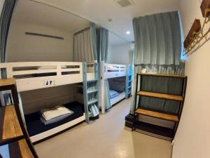 Våningssäng eller våningssängar i ett rum på HOSTEL SunTerrace Ishigaki