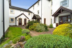 ein Haus mit einem Garten davor in der Unterkunft Quaver Cottage in Keswick