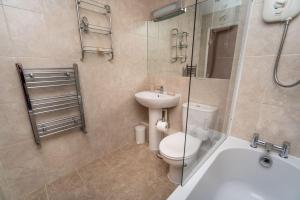 ein Badezimmer mit Toilette, Waschbecken und Badewanne in der Unterkunft Quaver Cottage in Keswick + 19 Fotos
